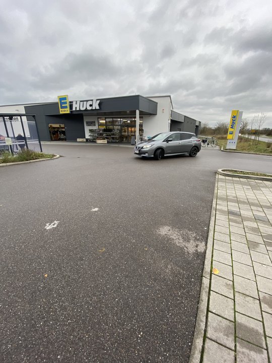 EDEKA Markt Huck Außenaufnahmen von Parkplatz aus