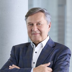 Andreas Freier, Portrait in schwarzem Anzug mit weißem Hemd